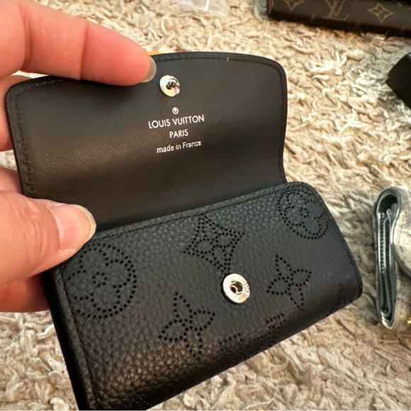 Louis Vuitton Black Mahina Key Holder - Picture 7 of 9